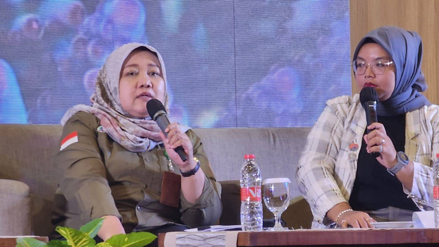 Kepala Balai TNKj, Widyastuti (kiri) dalam Expose Media Kegiatan Pemulihan Ekosistem Terumbu Karang Akibatnya Kapal Kandas di Taman Nasional Karimunjawa. Foto: Dok. Istimewa