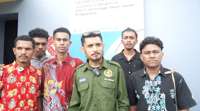 Mahasiswa Raja Ampat lapor ke ORI DIY karena beasiswa yang dijanjikan pemerintah daerahnya tak kunjung turun, padahal orang tua mereka sudah dimintai uang Rp 5 juta. Foto: Arif UT/Pandangan Jogja