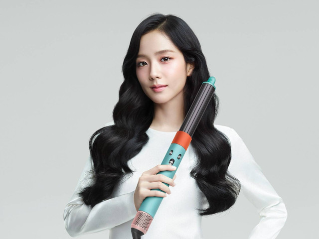 Jisoo Blackpink jadi brand ambassador jenama teknologi penata rambut Dyson. Foto: Dyson