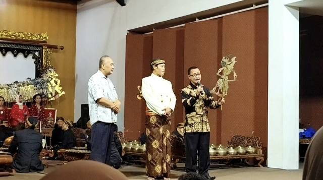 Gambar menunjukan sedang memperkenalkan Wayang GatotKaca. Gambar adalah foto langsung dari penulis.