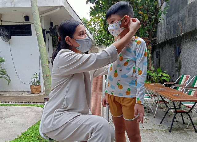 Memakai masker saat beraktivitas di luar ruangan menjadi salah satu poin dari penerapan protokol kesehatan. Foto: Masruroh/Basra