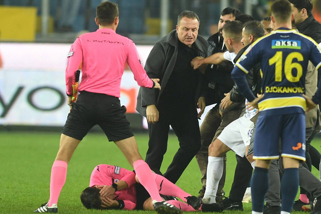 Wasit Halil Umut Meler tergeletak di tanah di akhir pertandingan sepak bola Super Lig Turki antara MKE Ankaragucu dan Caykur Rizespor di Ankara, Turki, Senin (11/12/2023). Foto: Abdurrahman Antakyali/REUTERS