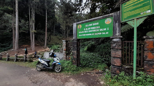 Pintu jalur pendakian Kawah Ratu dan Puncak Salak 1 Balai Taman Nasional Gunung Halimun Salak. Foto: kumparan