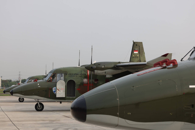 Menhan Prabowo Subianto menyerahkan 5 unit pesawat NC-212i kepada TNI Angkatan Udara di Lanud Halim Perdanakusuma, Selasa (12/12/2023). Foto: Dok. Istimewa