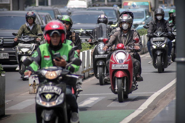 Pengendara sepeda motor mengenakan masker saat beraktivitas di sekitar Halte Bundaran Hotel Indonesia, Selasa (12/12/2023). Foto: Jamal Ramadhan/kumparan