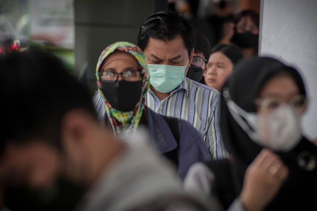 Warga mengenakan masker saat beraktivitas di sekitar Halte Bundaran Hotel Indonesia, Selasa (12/12/2023). Foto: Jamal Ramadhan/kumparan