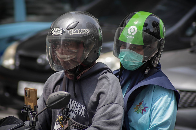 Pengendara sepeda motor mengenakan masker saat beraktivitas di sekitar Halte Bundaran Hotel Indonesia, Selasa (12/12/2023). Foto: Jamal Ramadhan/kumparan