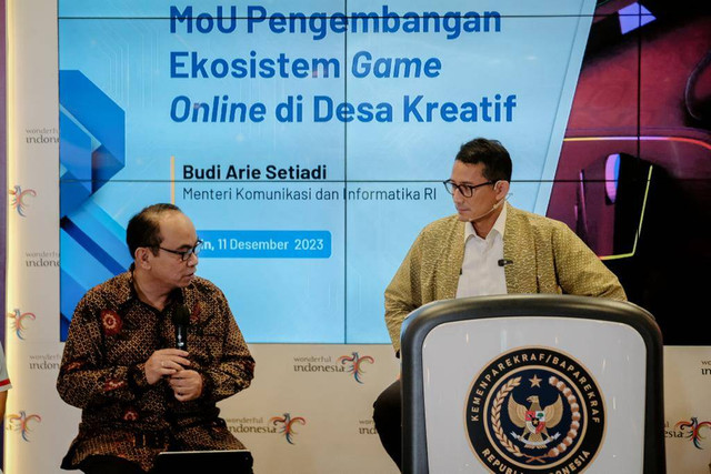 Menparekraf Sandiaga Uno bersama dengan Menteri Komunikasi dan Informatika, Budi Arie Setiadi, selaku Ketua Dewan Pembina ADKI dalam "The Weekly Brief with Sandi Uno" di Gedung Sapta Pesona, Jakarta Pusat. Foto: Kemenparekraf
