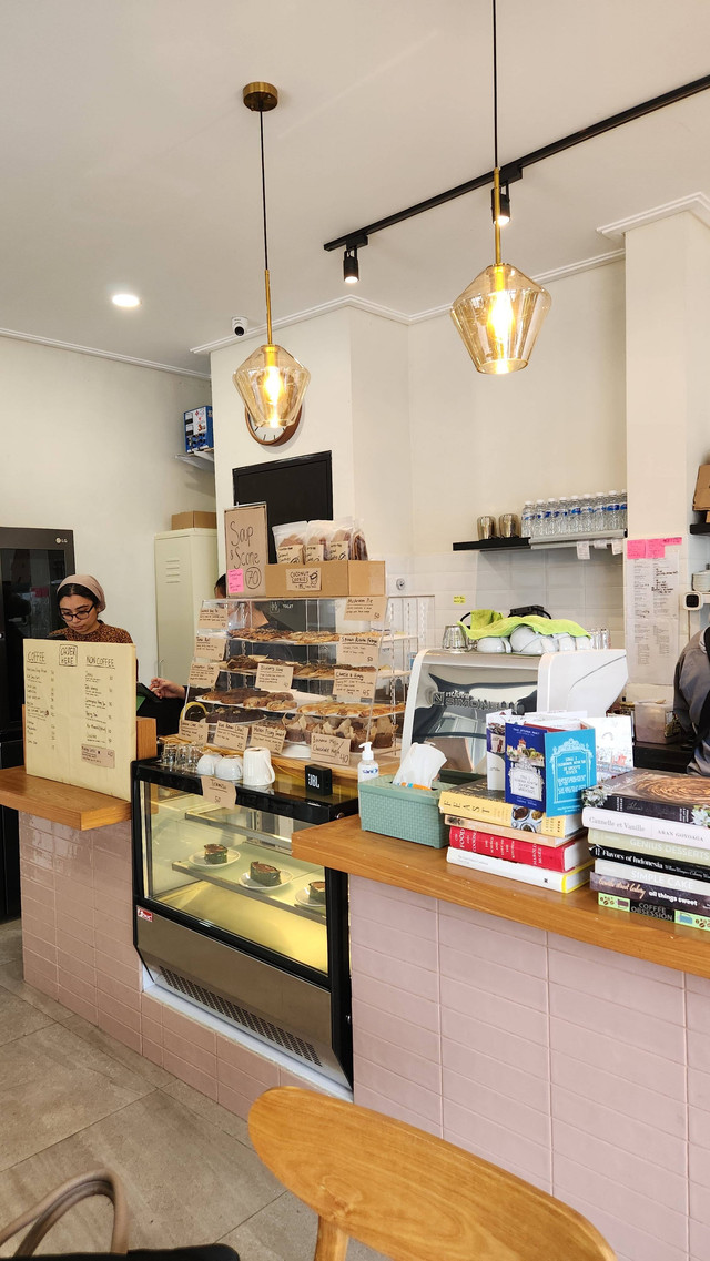 Galapung Bakehouse, kafe yang sediakan aneka kue berbahan tepung lokal. Berlokasi di Jalan Siaga, Pejaten, Jakarta Selatan. Foto: Azalia Amadea/kumparan