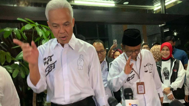 Paslon 03 Ganjar Pranowo-Mahfud MD berangkat ke KPU Bersama dari kantor TPN. Foto: Paulina Herasmaranindar/kumparan