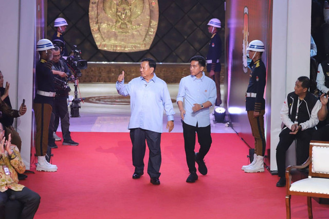 Calon Presiden (Capres) nomor urut dua Prabowo Subianto dan Cawapres Gibran Rakabuming Raka saat tiba di acara Debat Capres Perdana Pemilu 2024 di Kantor KPU, Jakarta, Selasa (12/122023). Foto: Iqbal Firdaus/kumparan