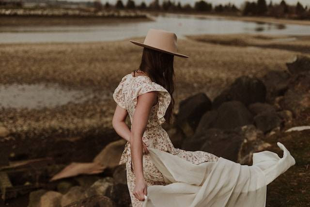 Ilustrasi Kelebihan Wanita Pendiam. Foto: dok. Unsplash/Priscilla Du Preez ๐จ๐ฆ