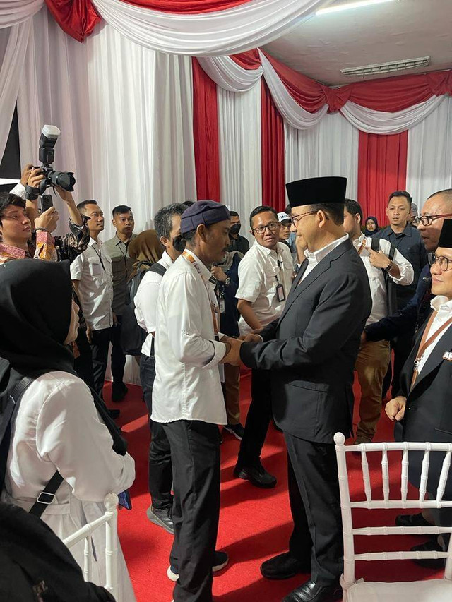 Anies bersalaman dengan Pak Didin, Ayah Harun Al Rasyid. Foto: Haya Syahira/kumparan