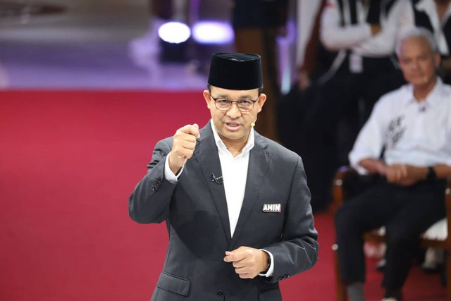 Capres Anies Baswedan menyampaikan visi misi di Debat Capres Perdana Pemilu 2024 di KPU, Jakarta, Selasa (12/12/2023). Foto: Iqbal Firdaus/kumparan