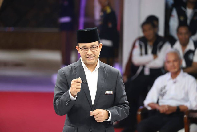 Capres Anies Baswedan menyampaikan visi misi di Debat Capres Perdana Pemilu 2024 di KPU, Jakarta, Selasa (12/12/2023). Foto: Iqbal Firdaus/kumparan