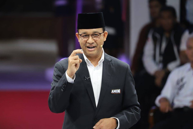 Capres Anies Baswedan menyampaikan visi misi di Debat Capres Perdana Pemilu 2024 di KPU, Jakarta, Selasa (12/12/2023). Foto: Iqbal Firdaus/kumparan
