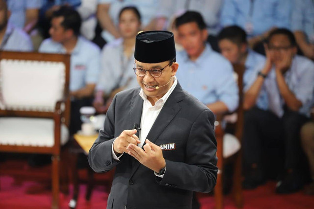 Anies Baswedan saat debat pertama Calon Presiden Pemilu 2024 di KPU RI, Jakarta, Selasa (12/12/2023). Foto: Iqbal Firdaus/kumparan