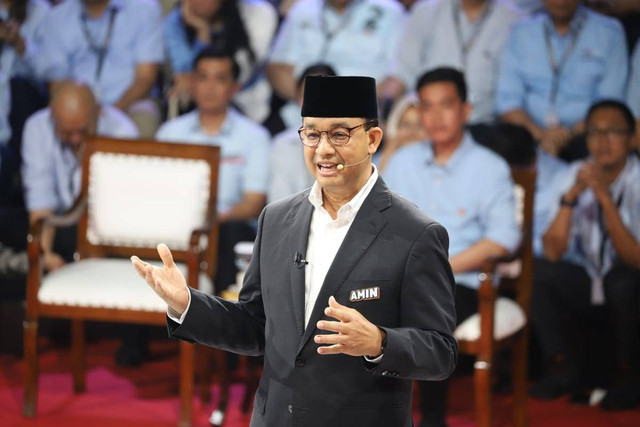 Anies Baswedan saat debat pertama Calon Presiden Pemilu 2024 di KPU RI, Jakarta, Selasa (12/12/2023). Foto: Iqbal Firdaus/kumparan