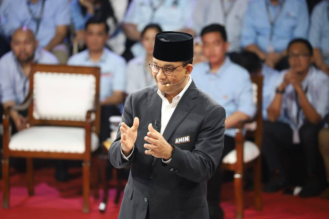 Anies Baswedan saat debat pertama Calon Presiden Pemilu 2024 di KPU RI, Jakarta, Selasa (12/12/2023). Foto: Iqbal Firdaus/kumparan