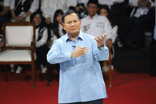 Prabowo Subianto saat debat pertama Calon Presiden Pemilu 2024 di KPU RI, Jakarta, Selasa (12/12/2023). Foto: Iqbal Firdaus/kumparan