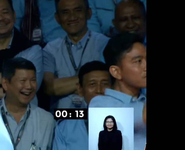 Momen Gibran berdiri dan mengompori pendukung. Dok: Tangkapan layar siaran langsung KPU