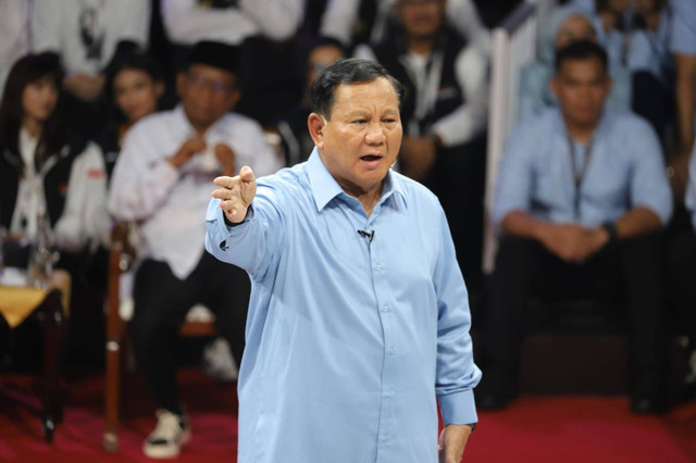 Prabowo saat saat debat pertama Calon Presiden Pemilu 2024 di KPU RI, Jakarta, Selasa (12/12/2023). Foto: Iqbal Firdaus/kumparan
