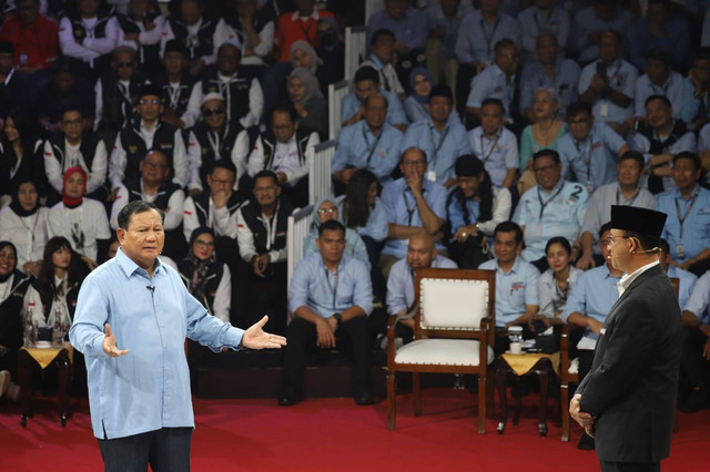 Capres nomor urut satu Anies Baswedan (kanan) dan Capres nomor urut dua Prabowo Subianto beradu gagasan dalam debat perdana Capres dan Cawapres 2024 di Gedung KPU, Jakarta, Selasa (12/12/2023). Foto: Iqbal Firdaus/kumparan