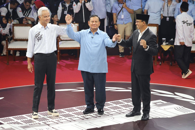 Ketiga capres foto bersama usai debat pertama Calon Presiden Pemilu 2024 di KPU RI, Jakarta, Selasa (12/12/2023). Foto: Iqbal Firdaus/kumparan