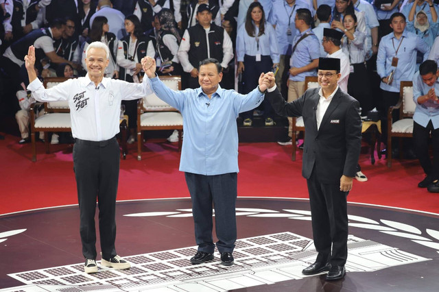 Ketiga capres foto bersama usai debat pertama Calon Presiden Pemilu 2024 di KPU RI, Jakarta, Selasa (12/12/2023). Foto: Iqbal Firdaus/kumparan