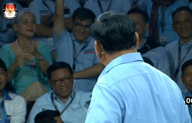 Momen Budiman Sudjatmiko mengangkat tangan menyambut Prabowo. Dok: Tangkapan layar YouTube KPU.