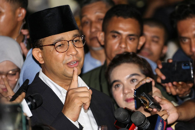 Capres nomor urut 1 Anies Baswedan menjawab pertanyaan wartawan usai mengikuti debat perdana Pemilu 2024 di Gedung KPU, Jakarta, Selasa (12/12/2023). Foto: Asprilla Dwi Adha/ANTARA FOTO