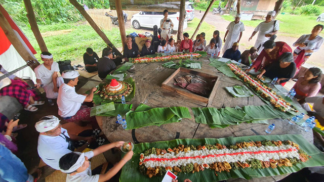 Suasana tumpengan rakyat serangkaian doa bersama di Daau Tamblingan, Bali - IST
