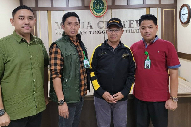Kejaksaan Tinggi Jawa Timur menangkap seorang laki-laki berinisial AW (60) yang diduga menjadi otak sindikasi pelaku joki tes CPNS Kejaksaan RI tahun 2023. Foto: Kejati Jatim