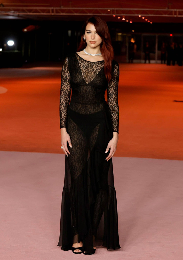 Dua Lipa mengenakan busana—beserta tas dan sepatu—Chanel saat menghadiri Academy Museum Gala 2023. Foto: Chanel