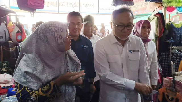 Mendag Zulkifli Hasan tinjau Pasar Tanjungsari, Sumedang, Rabu (13/12/2023). Foto: Dok. Yulian Saputra