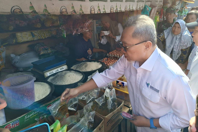 Mendag Zulkifli Hasan tinjau Pasar Tanjungsari, Sumedang, Rabu (13/12/2023). Foto: Dok. Yulian Saputra