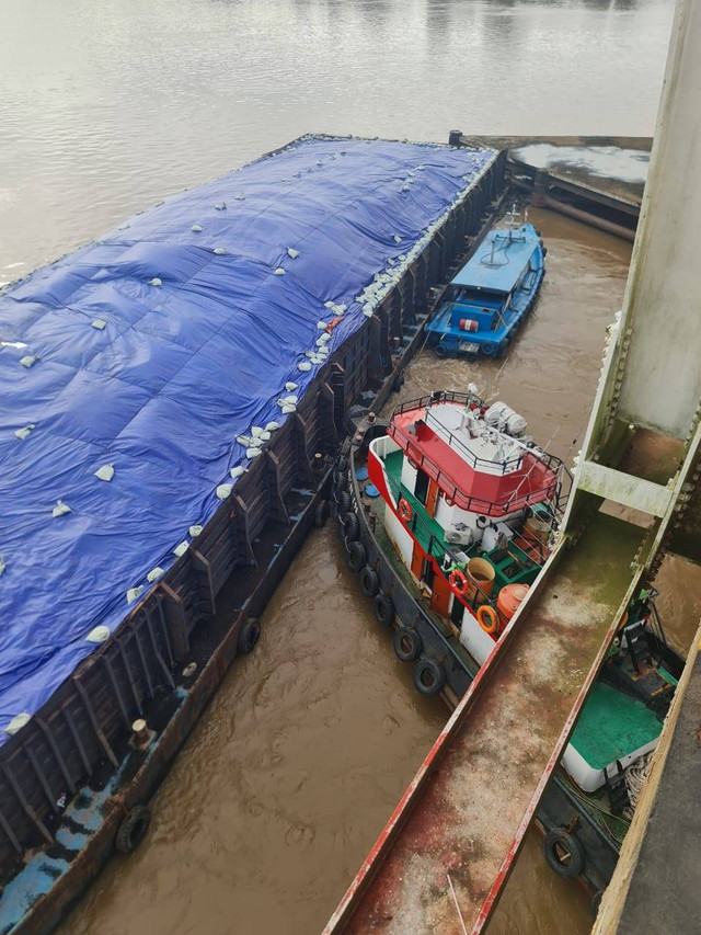 Sebuah tongkang menabrak tiang pengamanan Jembatan Tayan. Foto: Dok. Istimewa
