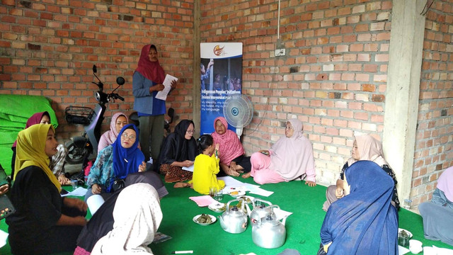 Perempuan Desa Sumber Jaya menguraikan konflik agraria dan dampaknya di desa tersebut. (Foto: Sobar Alfahri)