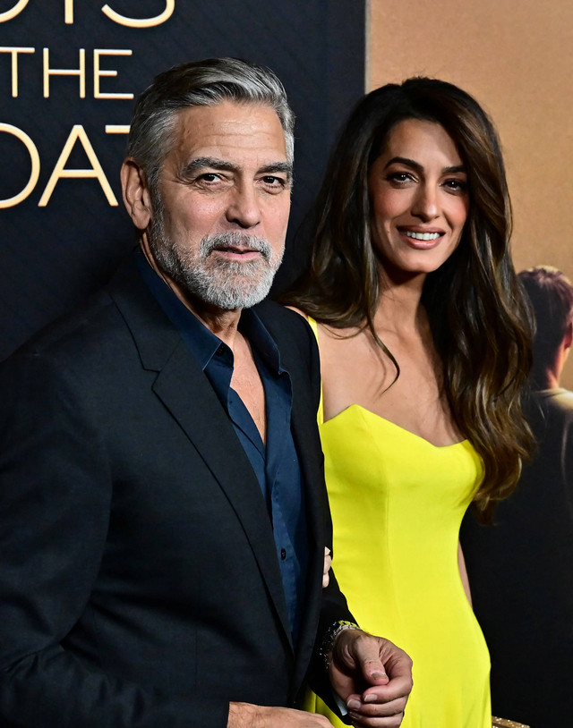 Aktor AS George Clooney dan istrinya pengacara Lebanon-Inggris Amal Clooney menghadiri pemutaran perdana "The Boys in the boat" Amazon MGM Studios di LA di teater Samuel Goldwyn di Beverly Hills, California. Foto: FREDERIC J. BROWN / AFP