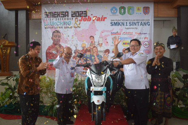 Launching motor listrik Gemar SMKN 1 Sintang. Foto: Dok. Prokopim Sintang