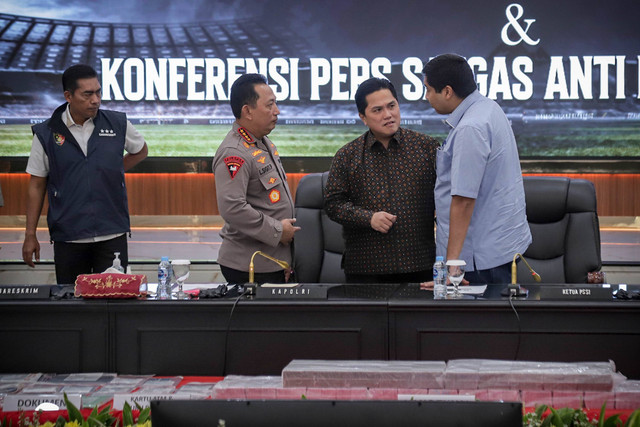 Ketua PSSI Erick Thohir bersama Kapolri Jenderal Polisi Listyo Sigit Prabowo menggelar konferensi pers kerjasama Satgas Anti Mafia Bola Polri dan Anti Mafia Bola Independen di Mabes Polri, Jakarta, Rabu (13/12/2023). Foto: Jamal Ramadhan/kumparan