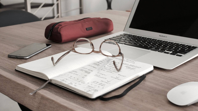 Ilustrasi laptop untuk kuliah. Foto: Dan Dimmock/Unsplash