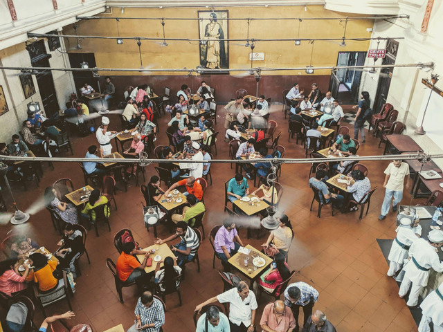 Ilustrasi Menikmati Ragam Kuliner di Kantin Karyawan Senayan City. Sumber: https://unsplash.com/