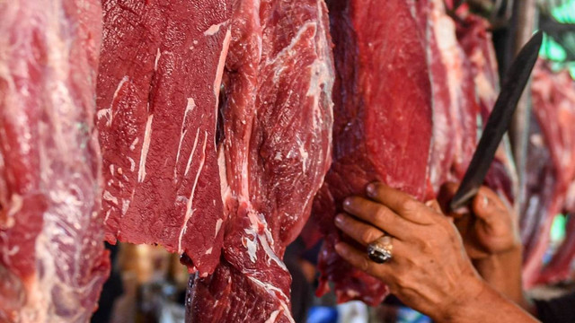 Pedagang memotong daging sapi di Jakarta, Kamis (14/12/2023). Foto: Muhammad Adimaja/Antara Foto