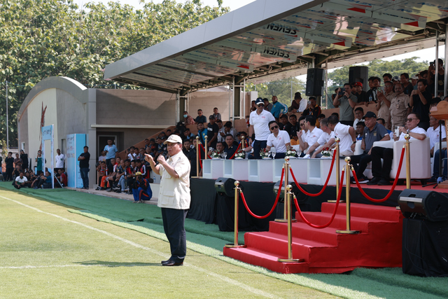 Menteri Pertahanan Prabowo Subianto ikut merasakan panas dalam peresmian pembukaan turnamen U-17 Nusantara Open 2023 di Bekasi, Kamis (14/12/2023). Foto: Dok. Istimewa