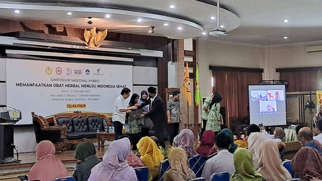 PT Industri Jamu Dan Farmasi Sido Muncul Tbk menggelar simposium nasional bertajuk 'Memanfaatkan Obat Herbal Menuju Indonesia Sehat' di Universitas Jenderal Soedirman, Purwokerto, Kamis (14/12/2023). Foto: Annisa Thahira Madina/kumparan