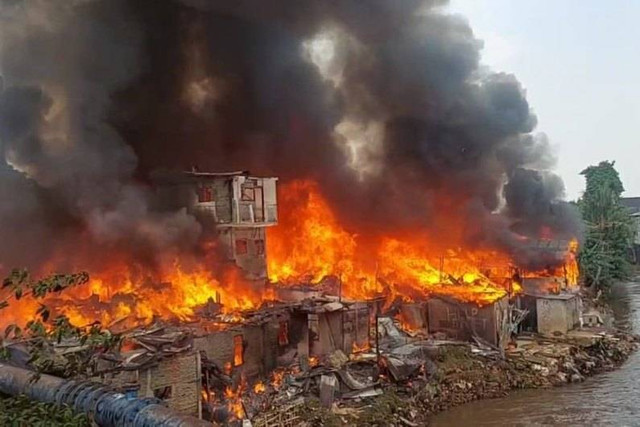 Kebakaran di rumah yang ditempati 61 kepala keluarga (KK) di kawasan Manggarai Selatan, Tebet, Jakarta Selatan, Kamis (14/12/2023). Foto: Antara