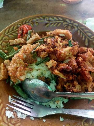 Orak-arik ayam di Warmindo Sami Asih 1. Sumber : Dokumentasi Pribadi