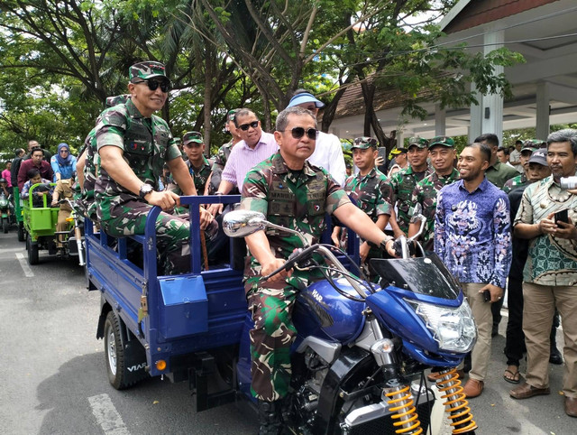 KSAD Jenderal Maruli Simanjuntak pimpin Gerakan Bersih Pantai di pesisir pantai Sulewesi Selatan, Kamis (14/12/2023). Foto: kumparan