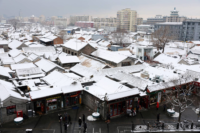 Pemandangan umum kota pada hari bersalju di Beijing, China, Senin (11/12/2023). Foto: Tingshu Wang/REUTERS